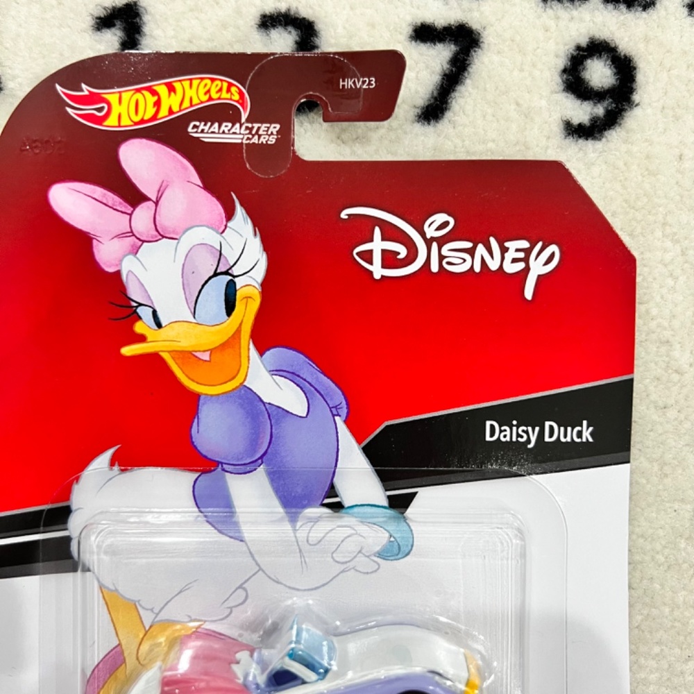 HotWheels X Disney Set of 2 Donald Duck & Daisy Duck Toy Cars - Picture 3 of 9